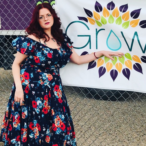 Meet your Posher, Curvy Red Gurl - Picture 2 of 2